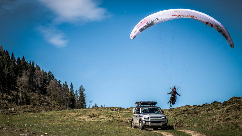 De Land Rover Defender als assistent tijdens de Red Bull X-Alps adventure race