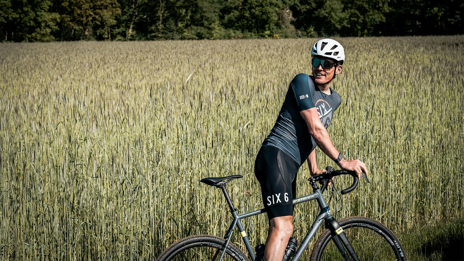 De nieuwe AGU SIX6 heritage fietskleding is esthetisch opvallend