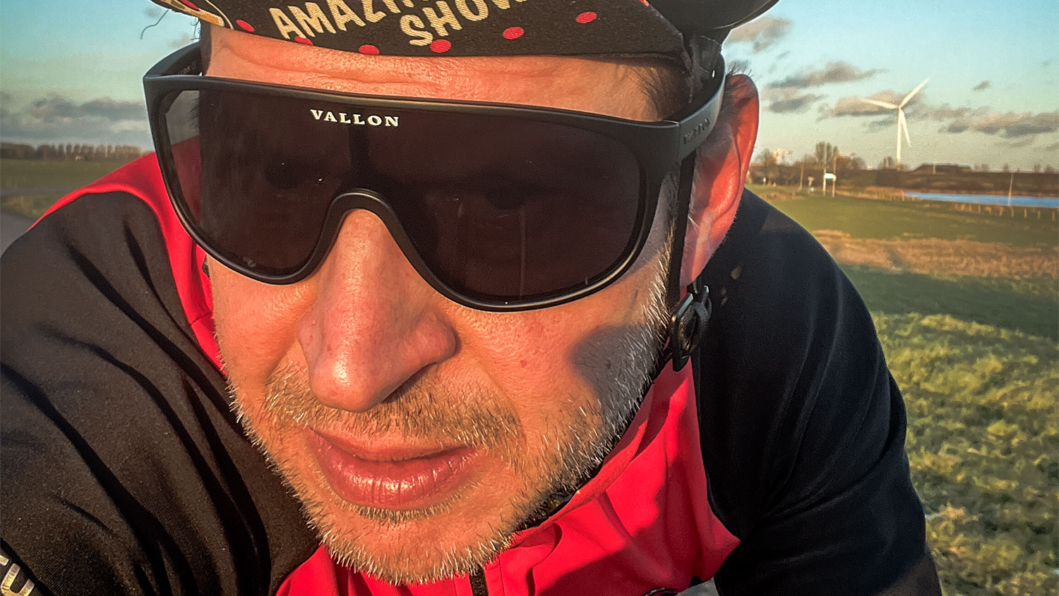 Ook voor wielrenners heeft Vallon nu een zonnebril, de Watchtowers | Review