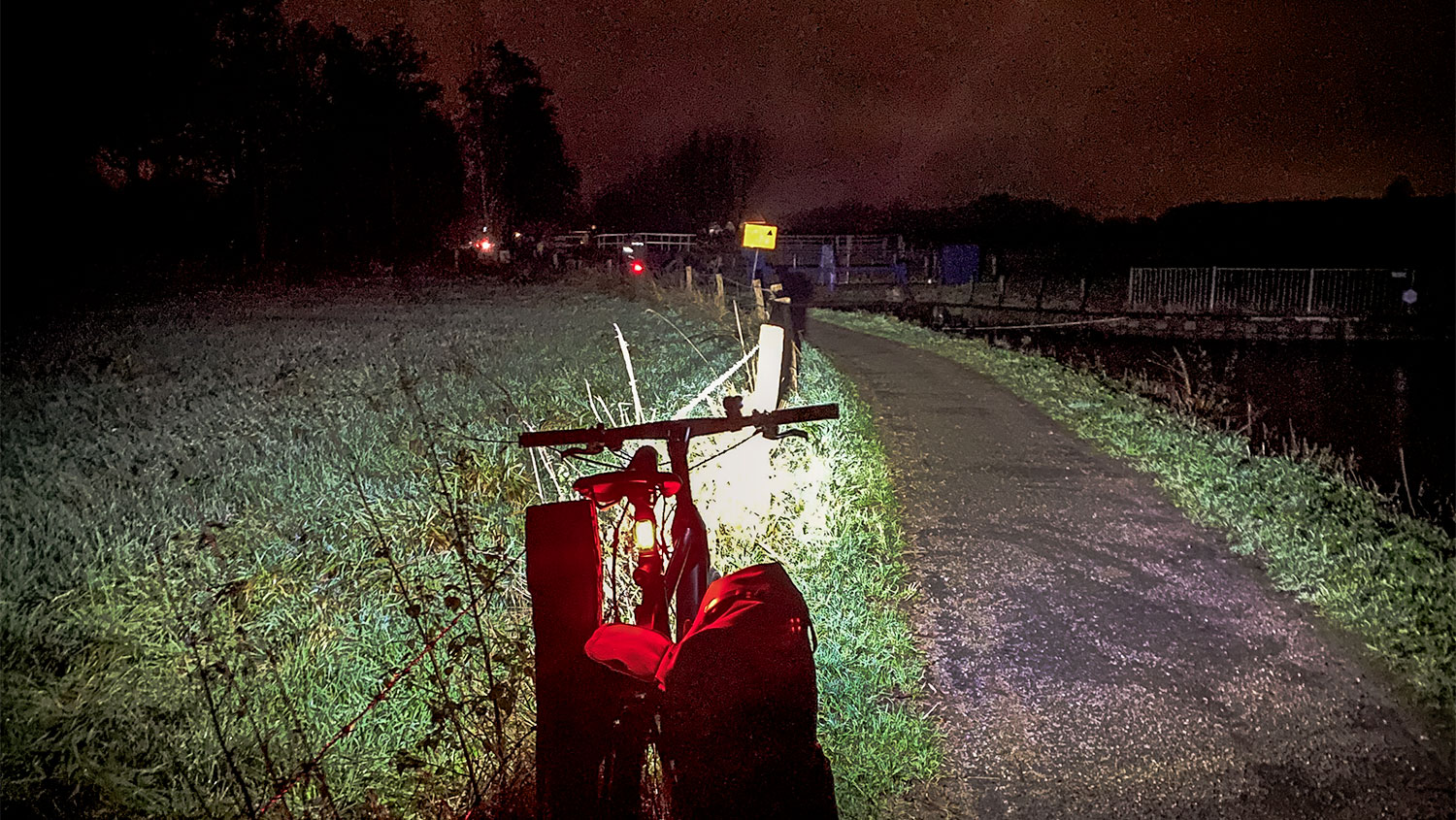 Zicht en zichtbaarheid met de heilige twee-eenheid van fietsverlichting door Lezyne | Review